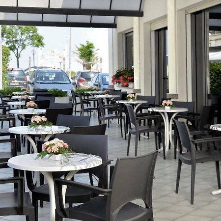 Hotel Ciondolo D'Oro Rimini Bagian luar foto